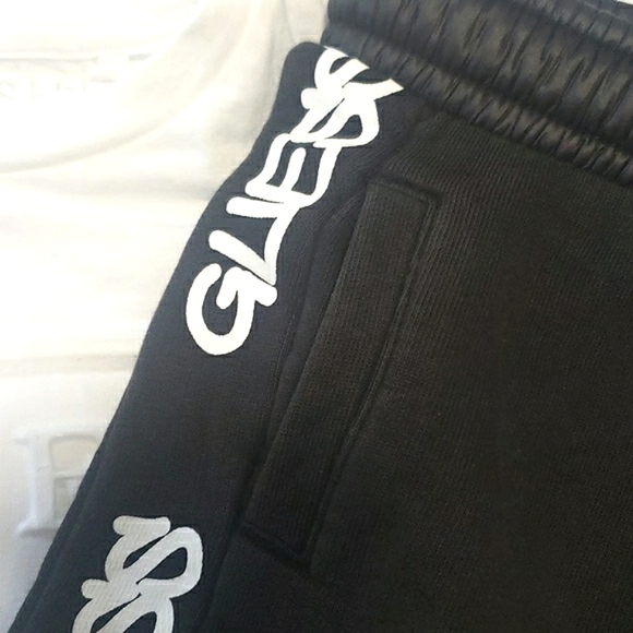 π GUESS - Black Sweatpants & White Tshirt - Size 2T - Picture 6 of 9